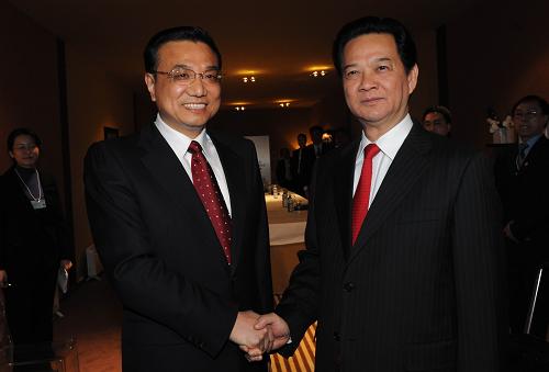 1月28日,中國國務院副總理李克強在瑞士達沃斯會見越南總理阮晉勇。 新華社記者樊如鈞攝