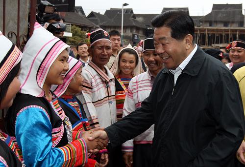 12月12日至16日,中共中央政治局常委、全國(guó)政協(xié)主席賈慶林在云南調(diào)研。這是12月13日,賈慶林在西雙版納傣族自治州基諾山鄉(xiāng)巴飄村看望基諾族群眾。新華社記者 姚大偉 攝