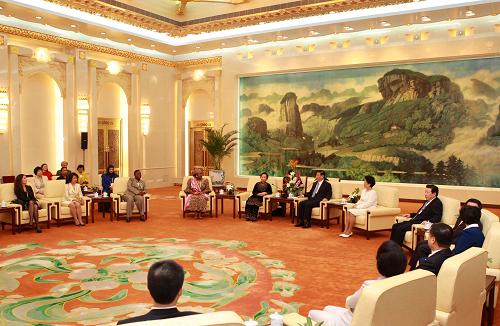 5月20日,中共中央政治局常委、國家副主席習(xí)近平在北京人民大會(huì)堂會(huì)見來華出席2010年北京全球婦女峰會(huì)的外國女政要。新華社記者 龐興雷 攝