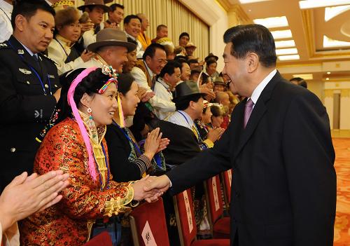 11月11日,中共中央政治局常委、全國(guó)政協(xié)主席賈慶林在北京人民大會(huì)堂會(huì)見全國(guó)少數(shù)民族參觀團(tuán)。新華社記者 李學(xué)仁 攝