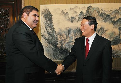 12月4日,中國國務(wù)院副總理王岐山在北京中南海會見烏茲別克斯坦副總理兼對外經(jīng)濟(jì)關(guān)系、投資和貿(mào)易部長加尼耶夫。 新華社記者 饒愛民 攝