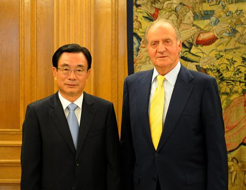 當(dāng)?shù)貢r(shí)間6月15日,中共中央政治局常委、中央紀(jì)委書(shū)記賀國(guó)強(qiáng)在馬德里會(huì)見(jiàn)西班牙國(guó)王胡安·卡洛斯一世。 新華社記者 劉建生攝