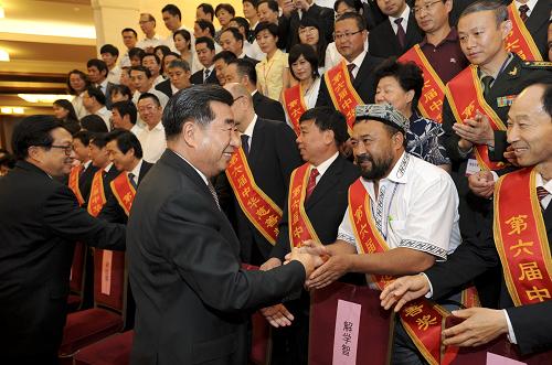 7月15日,第六屆中華慈善獎(jiǎng)表彰大會(huì)在北京舉行。會(huì)前,回良玉等參觀了中華慈善獎(jiǎng)事跡展覽,會(huì)見(jiàn)了獲獎(jiǎng)?wù)吆瞳@獎(jiǎng)機(jī)構(gòu)代表并合影。這是回良玉與出席第六屆中華慈善獎(jiǎng)表彰大會(huì)的代表握手。 新華社記者 馬占成 攝