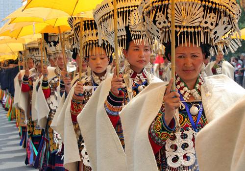 5月31日,應(yīng)邀前來(lái)參加成都國(guó)際非物質(zhì)文化遺產(chǎn)節(jié)開(kāi)幕式巡游表演的一支民族歌舞隊(duì)參加彩排。新華社發(fā)(曾碩 攝)