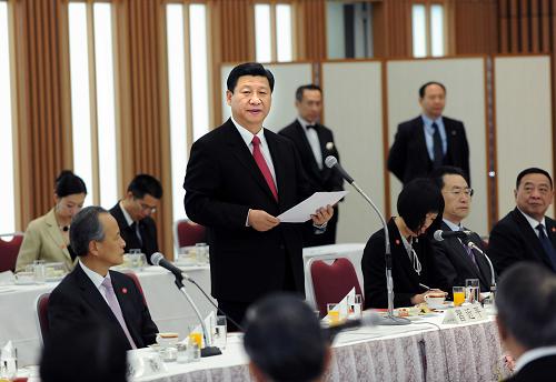 12月15日,正在日本進(jìn)行訪問的中國(guó)國(guó)家副主席習(xí)近平出席由日本經(jīng)濟(jì)團(tuán)體聯(lián)合會(huì)會(huì)長(zhǎng)御手洗富士夫舉行的早餐會(huì)。新華社記者 李濤攝