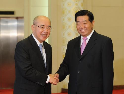 5月25日,中共中央政治局常委、全國政協(xié)主席賈慶林在北京人民大會堂會見中國國民黨主席吳伯雄。新華社記者 李學(xué)仁 攝