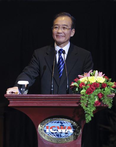 4月30日,國務院總理溫家寶在印度尼西亞雅加達卡爾蒂妮宮發(fā)表題為《加強睦鄰友好 深化互利合作》的演講。 新華社記者 張鐸 攝