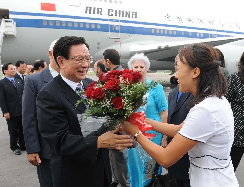 6月22日,中共中央政治局常委、中央紀(jì)委書記賀國強(qiáng)抵達(dá)哈瓦那,開始對古巴進(jìn)行友好訪問。這是在機(jī)場中國駐古巴使館工作人員向賀國強(qiáng)獻(xiàn)花。 新華社記者馬占成攝