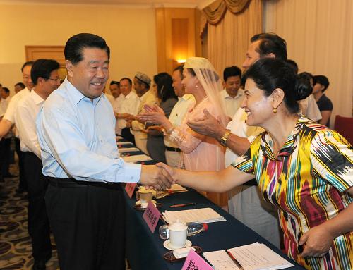 8月23日,中共中央政治局常委、全國政協(xié)主席賈慶林在新疆維吾爾自治區(qū)伊犁哈薩克自治州看望各族群眾代表,并與他們親切座談。新華社記者 馬占成 攝