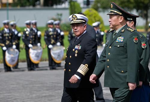9月1日,國務(wù)委員兼國防部長梁光烈(前右)在墨西哥海軍部長弗朗西斯科·塞內(nèi)斯·門多薩陪同下參觀墨西哥海軍總部。新華社發(fā) (戴維攝)
