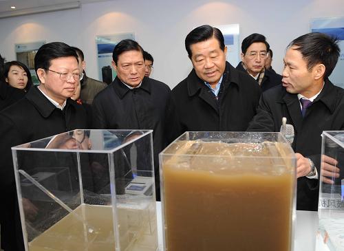 中共中央政治局常委、全國(guó)政協(xié)主席賈慶林近日在北京調(diào)研。這是2月17日,賈慶林視察北京碧水源科技股份有限公司,了解污水處理技術(shù)和產(chǎn)品研發(fā)、生產(chǎn)等情況。 新華社記者 高潔 攝