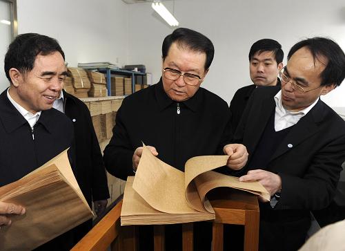 2月2日,中共中央政治局常委李長春來到中國盲文出版社,看望慰問出版社全體員工,并向廣大盲人朋友致以親切問候和良好祝愿。這是李長春在觀看盲文書刊。新華社記者 李學(xué)仁 攝