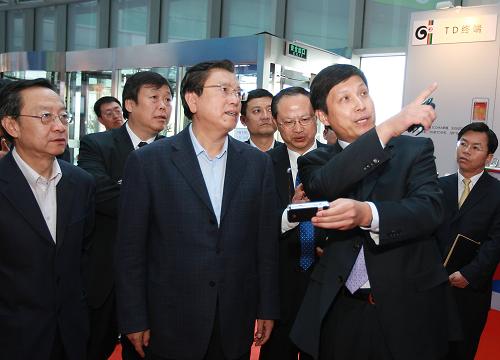 4月16日,中共中央政治局委員、國務(wù)院副總理張德江考察中國移動(dòng)北京公司。這是張德江在中國移動(dòng)北京公司菜市口營業(yè)廳考察。新華社記者 鞠鵬 攝