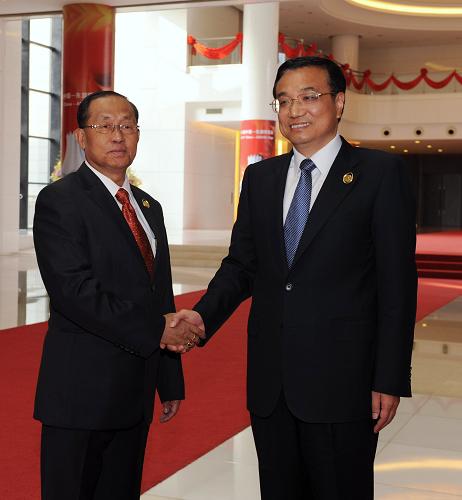 10月19日,國務院副總理李克強在南寧會見出席第六屆中國-東盟博覽會的緬甸國家和平與發(fā)展委員會第一秘書長丁昂敏烏。新華社記者 劉廣銘 攝