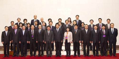 4月15日,中共中央政治局常委、全國政協(xié)主席賈慶林在北京會(huì)見出席“2011海峽兩岸工會(huì)論壇”的臺(tái)灣工會(huì)界主要代表。新華社記者 黃敬文 攝