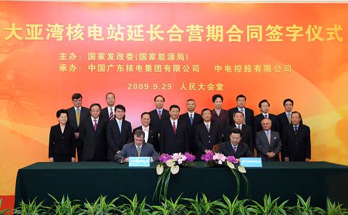 9月29日,中共中央政治局常委、國家副主席習(xí)近平出席在北京人民大會(huì)堂舉行的大亞灣核電站延長(zhǎng)合營(yíng)期合同簽字儀式。 新華社記者劉建生攝
