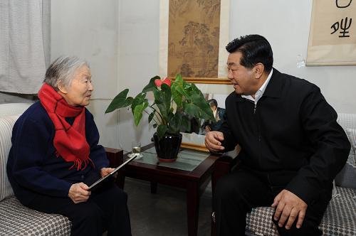 1月24日,中共中央政治局常委、全國政協(xié)主席賈慶林來到無黨派知名人士、著名文學(xué)家、翻譯家楊絳家中,親切看望這位即將迎來百歲華誕的老人,向她致以誠摯問候和新春祝福。新華社記者 馬占成 攝
