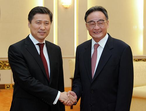 6月15日,全國人大常委會委員長吳邦國在北京人民大會堂會見蒙古國總理巴特包勒德。新華社記者 劉建生 攝