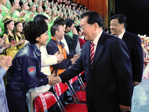 2月11日晚,中共中央政治局常委李長(zhǎng)春來(lái)到中央電視臺(tái)春節(jié)聯(lián)歡晚會(huì)彩排現(xiàn)場(chǎng),親切看望正在緊張工作的演職人員,向大家致以誠(chéng)摯的慰問(wèn)和節(jié)日的祝賀。這是李長(zhǎng)春與演員親切握手。 新華社記者 李濤 攝