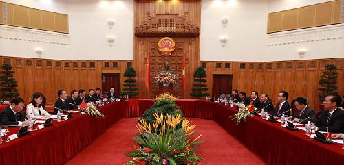 10月28日,中國國務(wù)院總理溫家寶在河內(nèi)會(huì)見越南總理阮晉勇。新華社記者 龐興雷 攝