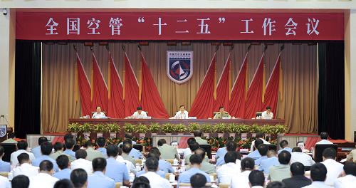 6月17日,全國空管“十二五”工作會議在北京召開,中共中央政治局委員、國務(wù)院副總理、國家空管委主任張德江出席會議并講話。 新華社記者 馬占成 攝
