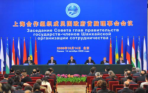 上合組織成員國總理共同會(huì)見記者 10月14日,上海合作組織成員國總理第八次會(huì)議在北京人民大會(huì)堂舉行。這是會(huì)議后,上合組織成員國總理共同會(huì)見記者。 新華社記者謝環(huán)馳攝