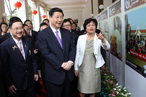 12月24日,正在泰國訪問的國家副主席習近平參觀泰國朱拉隆功大學孔子學院。新華社記者 姚大偉 攝