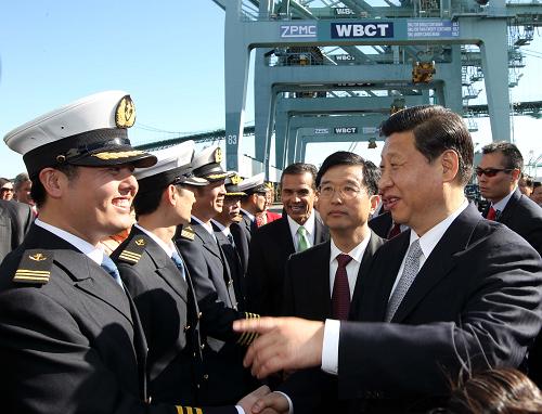 2月16日,中國國家副主席習近平在美國洛杉磯參觀中海運西港池碼頭。這是習近平與停泊在西港池碼頭的中海運“新歐洲”號船員親切握手。 新華社記者 蘭紅光 攝