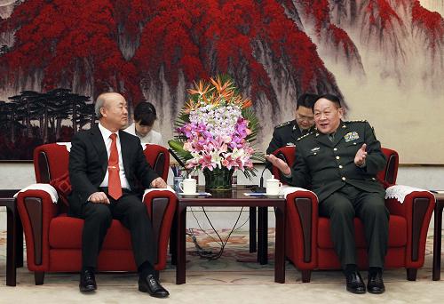 3月24日,國(guó)務(wù)委員兼國(guó)防部長(zhǎng)梁光烈在北京會(huì)見(jiàn)韓國(guó)新任駐華大使柳佑益。 新華社記者 謝環(huán)馳 攝