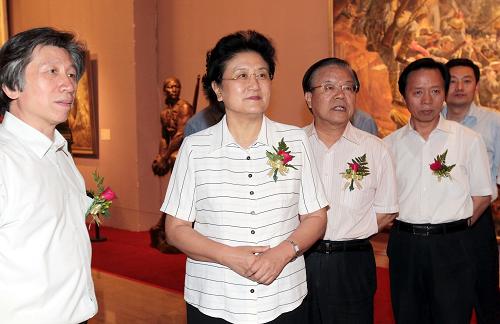 6月27日,由文化部主辦的《光輝歷程·時代畫卷——慶祝中國共產(chǎn)黨成立90周年美術作品展覽》在北京中國美術館開幕。中共中央政治局委員、國務委員劉延東出席開幕式并參觀展覽。新華社發(fā)(盧旭 攝)