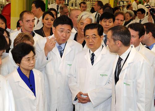 11月6日,正在法國進(jìn)行國事訪問的中國國家主席胡錦濤參觀位于尼斯的施耐德電氣集團(tuán)卡羅斯中心。新華社記者 李學(xué)仁 攝