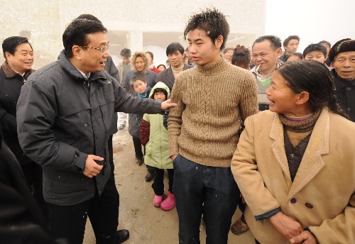 2月1日,李克強在鄰水縣城北鎮(zhèn)羅解村察看災(zāi)情慰問群眾后下山時,路遇在寒風(fēng)中排隊等車的20多位群眾,得知他們已經(jīng)等了很久,就讓他們擠上了隨行的汽車,帶他們一起下山。 新華社記者 李學(xué)仁 攝