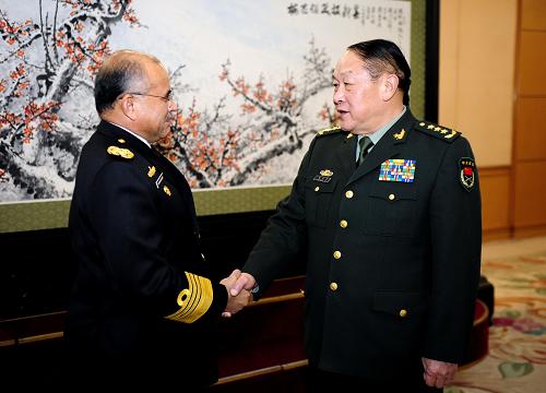 12月18日,國(guó)務(wù)委員兼國(guó)防部長(zhǎng)梁光烈在北京八一大樓會(huì)見(jiàn)來(lái)訪的巴基斯坦海軍參謀長(zhǎng)諾曼·巴希爾。新華社記者 張鐸 攝