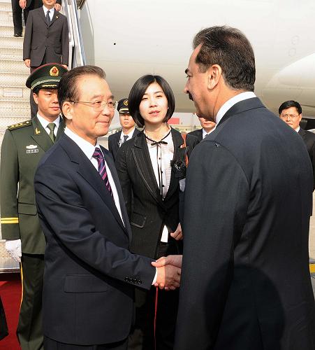 12月17日,國務院總理溫家寶乘專機抵達伊斯蘭堡,開始對巴基斯坦進行正式訪問。這是溫家寶與前來機場迎接的巴基斯坦總理吉拉尼親切握手。新華社記者 李濤 攝