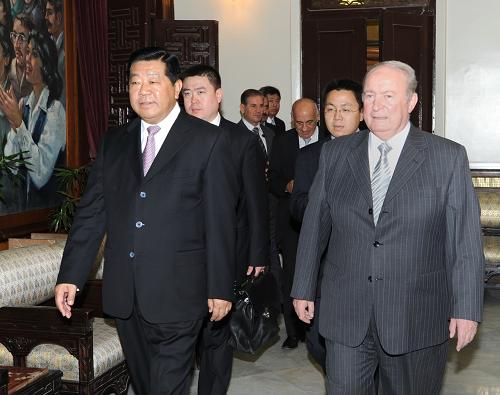 10月31日,正在敘利亞進(jìn)行正式友好訪問(wèn)的全國(guó)政協(xié)主席賈慶林在大馬士革會(huì)見敘利亞人民議會(huì)議長(zhǎng)阿卜拉什。新華社記者 馬占成 攝