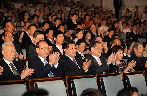 7月27日,中共中央政治局常委、全國(guó)政協(xié)主席賈慶林和中國(guó)國(guó)民黨榮譽(yù)主席連戰(zhàn)在北京國(guó)家大劇院共同觀看由海峽兩岸藝術(shù)家共同組建的海峽和平交響樂團(tuán)的首場(chǎng)演出。新華社記者 劉建生 攝