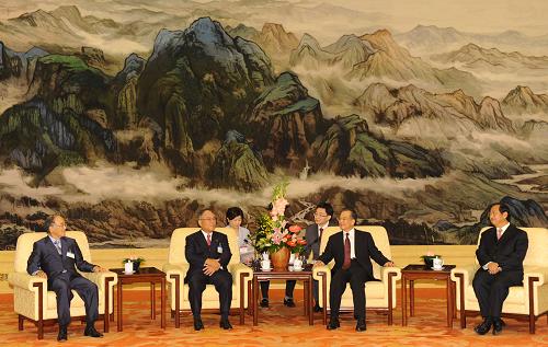 溫家寶會見日中經(jīng)濟(jì)協(xié)會代表團(tuán) 9月9日,中國國務(wù)院總理溫家寶在北京人民大會堂會見日中經(jīng)濟(jì)協(xié)會代表團(tuán)。 新華社記者黃敬文攝