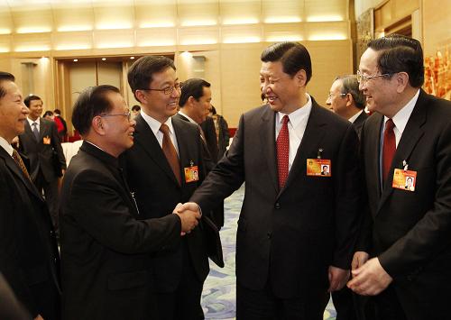 3月5日,中共中央政治局常委、國家副主席習(xí)近平來到他所在的十一屆全國人大三次會(huì)議上海代表團(tuán),同代表們一起審議政府工作報(bào)告。 新華社記者 劉建生 攝