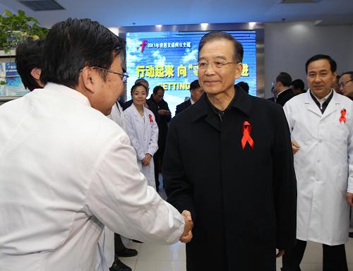 12月1日是第24個世界艾滋病日,中共中央政治局常委、國務(wù)院總理溫家寶來到中國疾病預(yù)防控制中心,考察艾滋病防治工作,與艾滋病感染者、醫(yī)務(wù)工作者、科研人員、志愿者及有關(guān)國際組織代表座談,并聽取外地來京上訪艾滋病感染者的意見。這是溫家寶親切看望護理艾滋病感染者的醫(yī)務(wù)人員。 新華社記者 劉衛(wèi)兵 攝