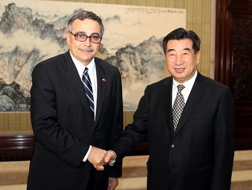 10月25日,中國國務(wù)院副總理回良玉在北京中南海會見哥斯達(dá)黎加外交和宗教事務(wù)部部長雷涅·卡斯特羅·薩拉薩爾。新華社記者 鞠鵬 攝