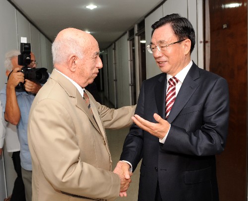 6月23日,中共中央政治局常委、中央紀(jì)委書記賀國強(qiáng)在哈瓦那與古共中央政治局委員、國務(wù)委員會(huì)第一副主席兼部長會(huì)議第一副主席馬查多舉行會(huì)談。 新華社記者 馬占成 攝