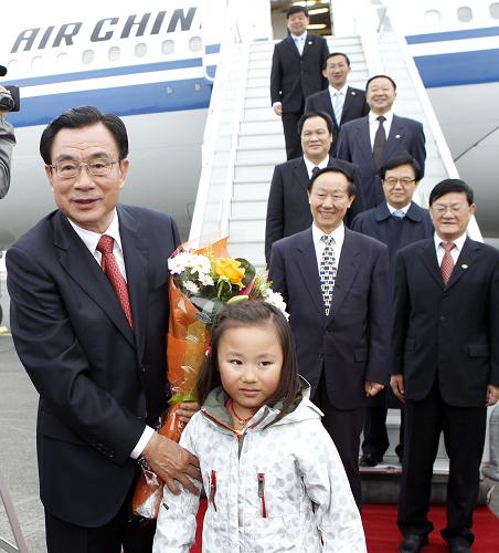 當(dāng)?shù)貢r(shí)間6月8日晚,中共中央政治局常委、中央紀(jì)委書記賀國(guó)強(qiáng)抵達(dá)雷克雅未克,開始對(duì)冰島進(jìn)行正式友好訪問(wèn)。新華社記者 劉建生 攝