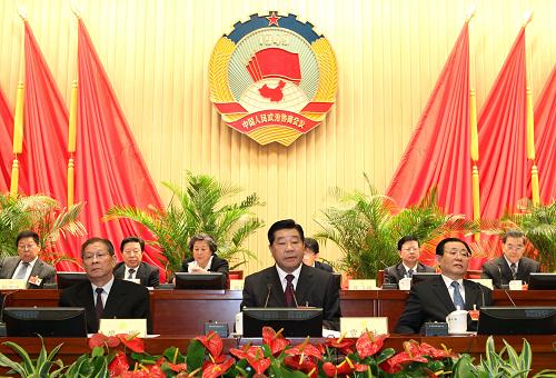 3月12日,政協(xié)第十一屆全國委員會常務(wù)委員會第九次會議第二次全體會議在北京舉行。 政協(xié)第十一屆全國委員會常務(wù)委員會第九次會議第一次和第二次全體會議分別于3月10日下午和3月12日下午在北京舉行。中共中央政治局常委、全國政協(xié)主席賈慶林主持會議。 新華社記者馬占成攝