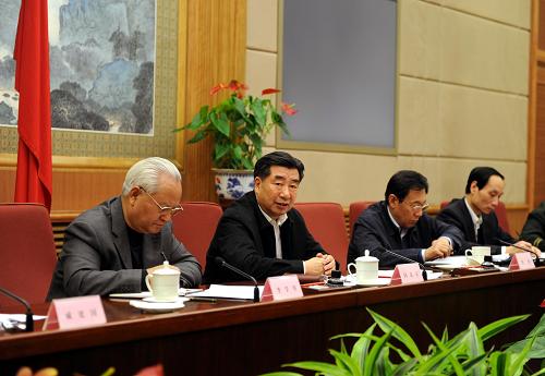 1月19日,中共中央政治局委員、國務(wù)院副總理回良玉在北京主持召開國家減災(zāi)委緊急會議,傳達(dá)貫徹胡錦濤總書記、溫家寶總理的重要指示精神,進(jìn)一步研究部署寒潮冰雪災(zāi)害防范應(yīng)對工作。新華社記者 丁林 攝
