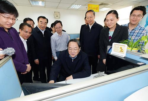 4月3日,中共中央政治局常委、全國政協(xié)主席俞正聲在人民政協(xié)報社調研。這是俞正聲在觀看人民政協(xié)網網頁演示。新華社記者 李濤 攝