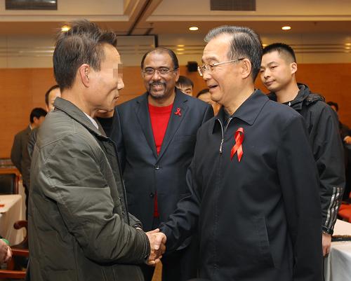 12月1日是第24個世界艾滋病日,中共中央政治局常委、國務(wù)院總理溫家寶來到中國疾病預(yù)防控制中心,考察艾滋病防治工作,與艾滋病感染者、醫(yī)務(wù)工作者、科研人員、志愿者及有關(guān)國際組織代表座談,并聽取外地來京上訪艾滋病感染者的意見。這是溫家寶與外地來京上訪的艾滋病感染者親切握手交談。新華社記者 劉衛(wèi)兵 攝