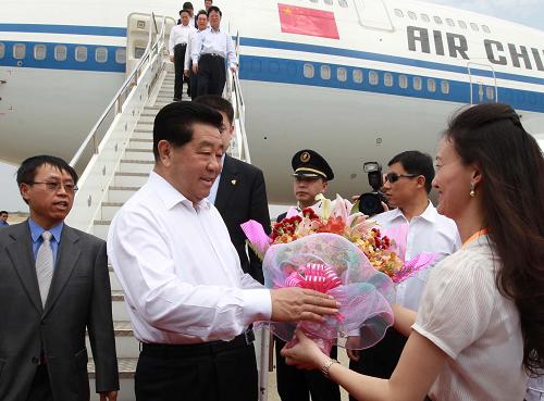 4月2日,全國政協(xié)主席賈慶林乘專機抵達曼德勒,開始對緬甸進行正式友好訪問。新華社記者 龐興雷 攝