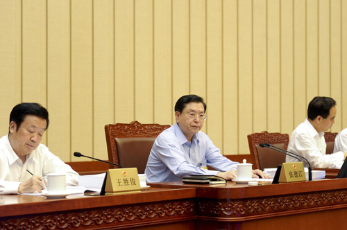 6月27日,十二屆全國人大常委會(huì)第三次會(huì)議在北京人民大會(huì)堂舉行第二次全體會(huì)議。張德江委員長(zhǎng)出席。 新華社記者 張鐸 攝