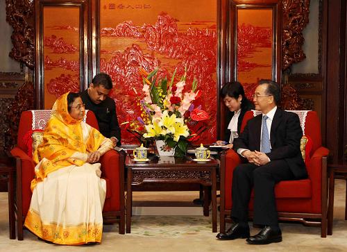 5月27日,國(guó)務(wù)院總理溫家寶在北京中南海紫光閣會(huì)見印度總統(tǒng)帕蒂爾。新華社記者 劉衛(wèi)兵 攝