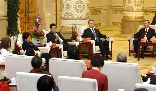 7月19日,中共中央政治局常委、全國政協(xié)主席賈慶林在北京會見世界宋慶齡基金會主席研討會代表。新華社記者 劉建生 攝